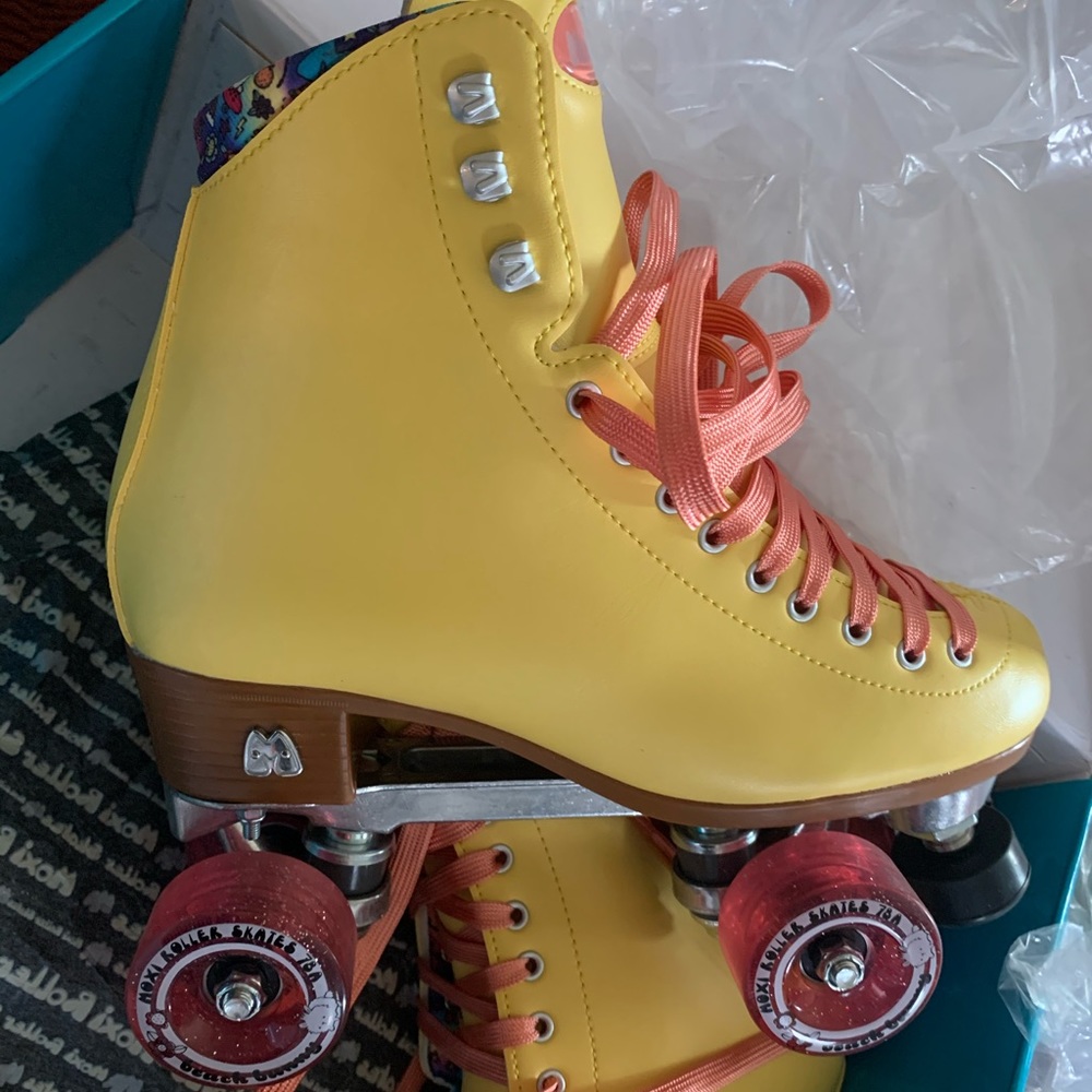 Moxi beach bunny roller skates